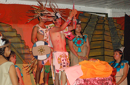 Jóvenes de la Misión Santa Ana, en Naranja durante la representación teatral "Las Apariciones de la Virgen de Guadalupe", en diciembre del 2013.