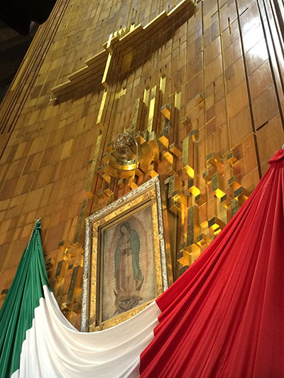 La bandera mexicana se exhibe debajo de la imagen de la Virgen de Guadalupe en la Basílica en México, un día después de que el Papa Francisco orara silenciosamente, frente a ella, por 20 minutos. El altar de la parroquia Our Lady of Guadalupe, en el Doral, se inspiró en la de México.