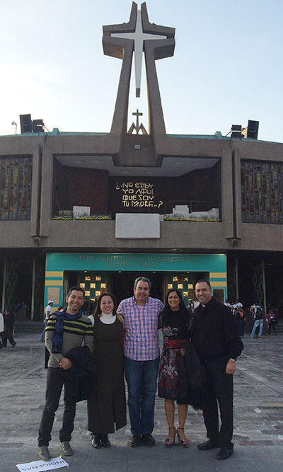 Frente a la nueva Basílica de la Virgen de Guadalupe, en México, el día después de la visita del Papa Francisco, desde la izquierda: Rubén Bravo, director del proyecto de MCM Construction; Liz Prada y su esposo, David, quien dirige la Oficina arquidiocesana de Construcción y Propiedades; la artista Nilda Comas; y el P. Israel Mago, párroco de Our Lady of Guadalupe, en el Doral.