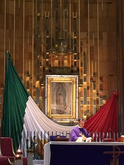 El P. Israel Mago, párroco de la iglesia Our Lady of Guadalupe, en el Doral, celebra la Misa en la Basílica de Guadalupe, en México, un día después de la visita del Papa Francisco al lugar.