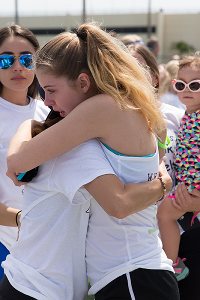 Brie Totfalusi, estudiante de la escuela St. Thomas Aquinas High School, de Fort Lauderdale, participó el 21 de mayo en la caminata de la Fundación Bobby Resciniti Healing Hearts en apoyo a los padres locales de la comunidad escolar que han sufrido la pérdida de un hijo.