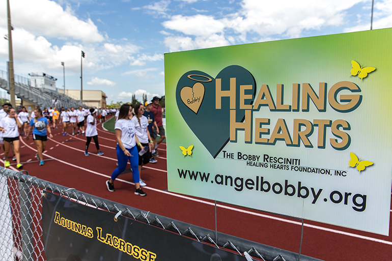 Estudiantes y profesores de la escuela St. Thomas Aquinas High School, de Fort Lauderdale, participaron el 21 de mayo en una caminata de la Fundación Bobby Resciniti Healing Hearts (Sanando Corazones) para demostrar su apoyo a los padres de la comunidad escolar que han sufrido la pérdida de un hijo. El año pasado murieron varios estudiantes y ex-alumnos de St. Thomas Aquinas.