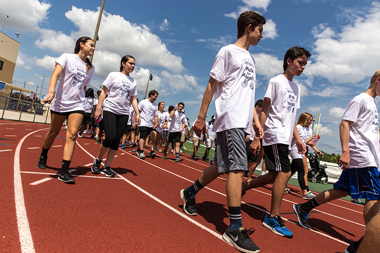 Estudiantes y profesores de la escuela St. Thomas Aquinas High School, de Fort Lauderdale, participaron el 21 de mayo en una caminata de la Fundación Bobby Resciniti Healing Hearts (Sanando Corazones) para demostrar su apoyo a los padres de la comunidad escolar que han sufrido la pérdida de un hijo. Durante el año pasado murieron varios estudiantes y ex-alumnos recientes de St. Thomas Aquinas.