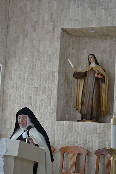 La M. Teresa del Sagrado Corazón, actual superiora de las 11 Carmelitas de clausura, lee la primera lectura en la Misa del 15º aniversario, que se celebró el 15 de octubre, en la capilla de su futuro monasterio todavía en construcción, en Homestead.