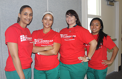 Posan para la fotografía las voluntarias de la Campaña Nuevos Americanos, desde la izquierda: Yoleimi Silverio, Ana Chavarry, Linda McCarrell, y Tatiana Vásquez, todas estudiantes de enfermería de Miami Dade College, Homestead campus.