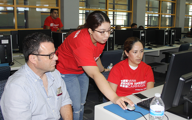 La abogada legal Ana Torres y Loren Mejía, estudiante de enfermería de Miami Dade, ambas voluntarias de la Campaña Nuevos Americanos, ayudan a llenar el Formulario N-400 a Stefano Curatolo, que desea obtener la ciudadanía, en las instalaciones del Miami Dade College, en Homestead.