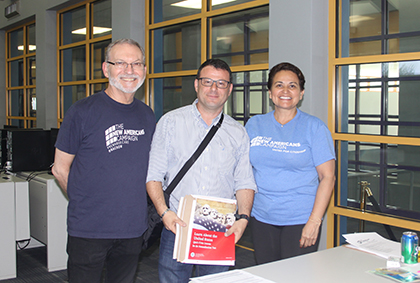 Raúl Hernández (izquierda), voluntario de la Campaña Nuevos Americanos y Ana Quirós, coordinadora de ciudadanía y reformas de los Servicios Legales Católicos y coordinadora de la Clínica de Ciudadanía en Homestead, posan con Stefano Curatolo, de origen italiano, después de completar y revisar el Formulario N-400, de la ciudadanía. Curatolo es uno de los 28 residentes legales que fueron atendidos en la clínica de ciudadanía en Homestead.