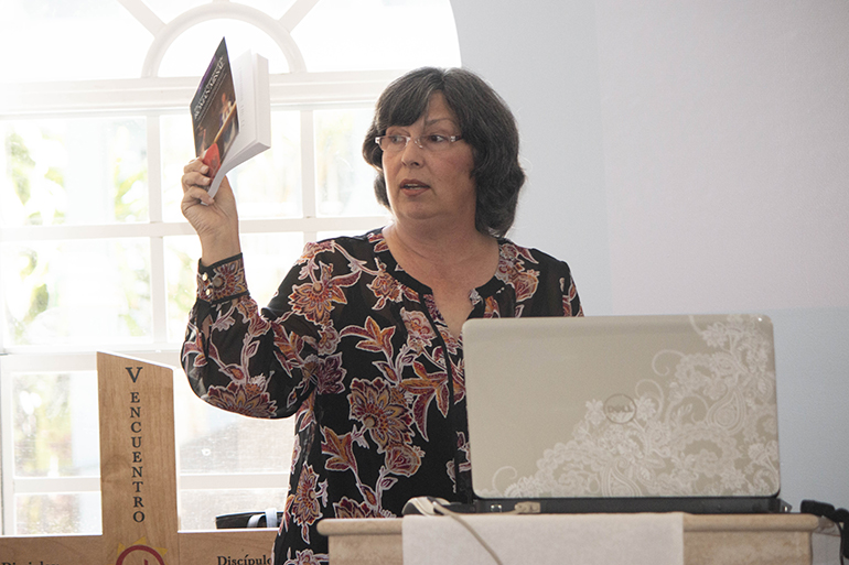 María Pérez-Rudisill, directora de música de la iglesia St. Matthew, en Hallandale, sostiene una copia de la Instrucción General del Misal Romano, la guía oficial para celebrar la Misa, durante su taller en inglés, en el Día de Enriquecimiento anual de la Oficina de Ministerios Laicos. Habló sobre "La música en las celebraciones litúrgicas". Más de 500 personas se reunieron en el Instituto Pastoral del Sureste, el 27 de abril de 2019, para el Día de Enriquecimiento anual de la Oficina de Ministerios Laicos, presentado este año en colaboración con la Oficina de Culto.