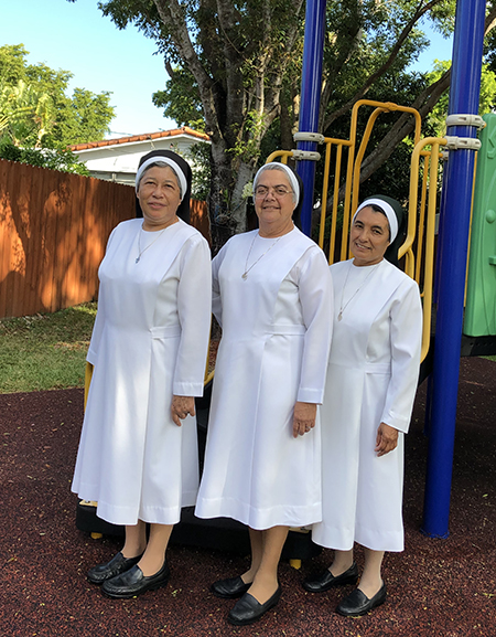 Posan en el patio de la guardería las religiosas Teatinas, desde la izquierda, Sor María del Rosario Gutiérrez, directora del centro; Sor Esther Samudio, superiora de la comunidad de las Hermanas Teatinas de la Inmaculada Concepción de Miami y Sor María Dolores Moya.