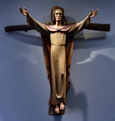 En esta fotografía de archivo de la capilla de la iglesia St. Maurice at Resurrection, el crucifijo principal tiene a Jesús en la cruz con los brazos abiertos, combinando así su muerte y resurrección.