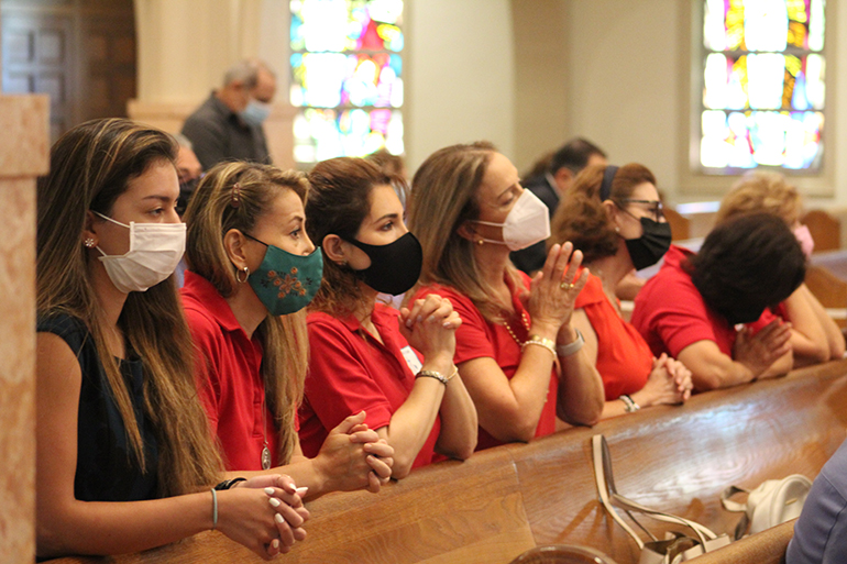 Algunas integrantes de las Damas de la Caridad, una asociación de voluntarias laicas fundada por San Vicente de Paúl, rezan durante una Misa en la Catedral de St. Mary, el 14 de agosto de 2021, por los 50 años de la llegada de las Hijas de la Caridad de San Vicente de Paúl a Miami.
