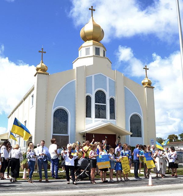 Miembros y amigos de la congregación católica ucraniana de Miami demuestran su apoyo a su patria el domingo 27 de febrero, 2022.