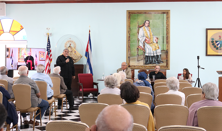 El P. José Espino, rector de la Ermita de la Caridad, concluye el coloquio sobre la vida, la obra y el legado de Mons. Agustín Román, a 10 años de su muerte, organizado por la Ermita de la Caridad, el 9 de abril.