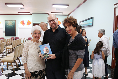 El periodista Daniel Shoer Roth posa con Inalbis de la Torre (izquierda) y Yali de la Torre después de firmar su libro “Monseñor Agustín Román, Pastor, Profeta y Patriarca”. Ambas asistieron al coloquio sobre la vida, la obra y el legado de Mons. Agustín Román, a 10 años de su muerte, donde Shoer Roth fue uno de los presentadores, el 9 de abril.