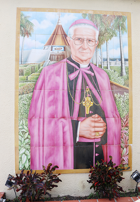 Imagen de Monseñor Agustín A. Román, Obispo Auxiliar Emérito de Miami en la Ermita de la Caridad.