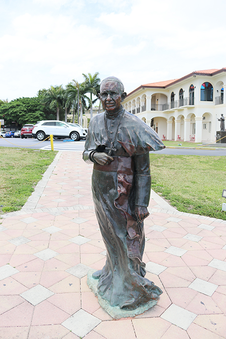 Estatua de Mons. Agustín Román develada en septiembre de 2015, se encuentra frente al malecón de la Ermita de la Caridad de Miami.