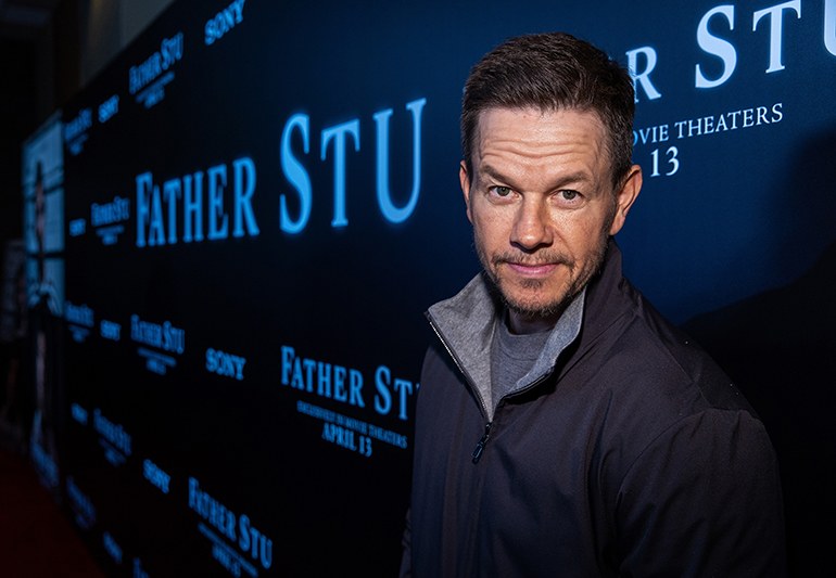 Mark Wahlberg asiste a una proyección especial de "Father Stu" en Cinemark Theatre, el 4 de abril de 2022, en Helena, Montana.