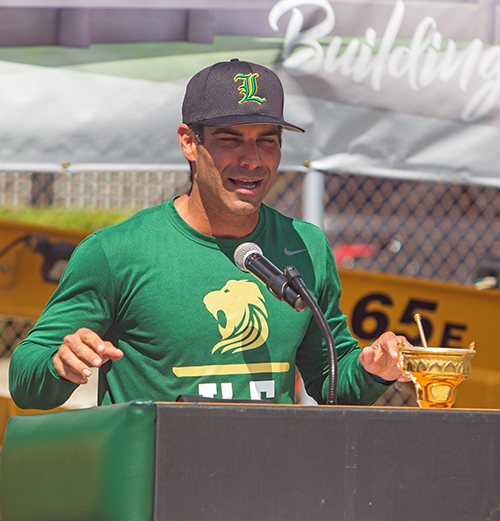 El alcalde de Miami, Francis Suárez, de la clase de 1996 de Immaculata-La Salle, se dirige a los estudiantes y al personal educativo durante la ceremonia de colocación de la primera piedra, para la construcción de una nueva pista de atletismo e instalaciones deportivas, el 1 de junio de 2022.