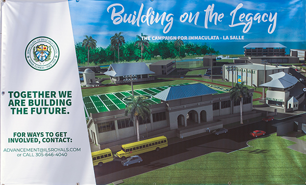 Cartel del nuevo campo de atletismo y de las instalaciones deportivas que se construirá en la escuela secundaria Immaculata-La Salle de Miami. La ceremonia de colocación de la primera piedra tuvo lugar el 1 de junio de 2022.