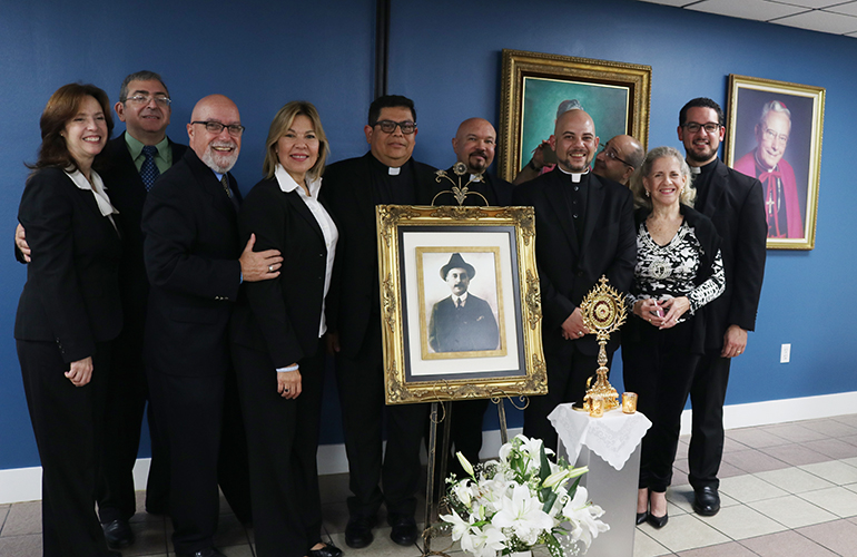 Posan con la imagen y la reliquia del beato José Gregorio Hernández algunos integrantes del tribunal eclesiástico formado en Miami para la investigación de un presunto milagro ocurrido a un venezolano residente de Miami y atribuido al beato, en el Centro Pastoral, el 17 de junio de 2022.