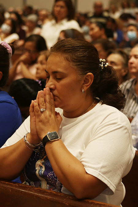 Cándida Sánchez reza por la paz en su natal Nicaragua durante la Misa ofrecida por ese país en la iglesia St. Michael the Archangel en Miami, el 22 de agosto de 2022.