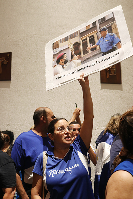 Hope Cant, una nicaragüense con muchos años fuera de su país, sostiene un cartel con la imagen de Mons. Rolando Álvarez, quien junto con otros religiosos fueron detenidos por la policía de Nicaragua el 19 de agosto de 2022. Cant estuvo entre los cientos que acudieron a la Misa por la Paz en Nicaragua el 22 de agosto en la parroquia St. Michael the Archangel en Miami.