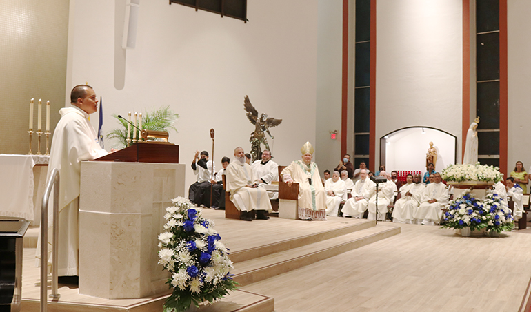 El P. Elvis González, párroco de la iglesia St. Michael the Archangel en Miami, agradece a la congregación por asistir a la Misa en su parroquia por la paz en Nicaragua, el 22 de agosto de 2022. Lo observan el Arzobispo Thomas Wenski y los sacerdotes arquidiocesanos que concelebraron la Eucaristía.