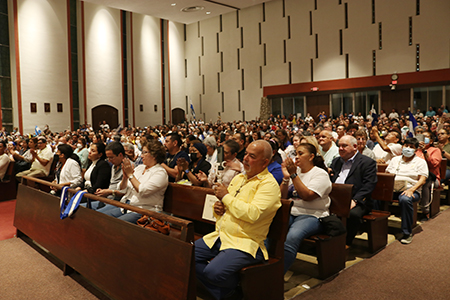 Cientos de nicaragüenses acudieron a la iglesia St. Michael the Archangel en Miami, el 22 de agosto de 2022, para rezar por la paz en Nicaragua después de los recientes ataques contra la Iglesia en ese país.