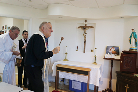 El Arzobispo Thomas Wenski bendice la capilla del nuevo centro de Ayuda al Embarazo, Central Broward, del ministerio de Respeto a la Vida localizado en Fort Lauderdale, el 13 de agosto.