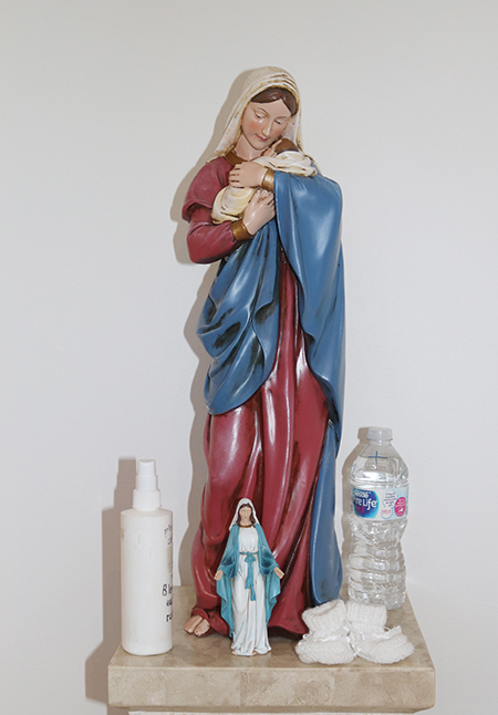Una imagen de la Virgen María con el Bebé Jesús en sus brazos y otra imagen más pequeña de María, ambas se encuentran en el centro de Ayuda al Embarazo Central Broward, en Fort Lauderdale.