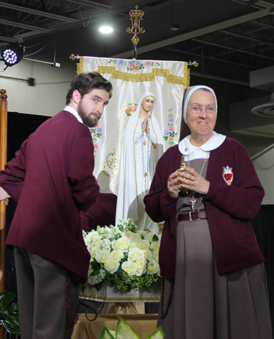 Mother Adela Galindo holds the crown that will be placed on the pilgrim image of Our Lady of Fatima, which after three years of not traveling due to the pandemic, presided at the altar during the IV International Eucharistic-Marian Congress organized by the Servants of the Pierced Hearts of Jesus and Mary, which drew 4,000 people to Miami the weekend of Oct. 7-9, 2022.