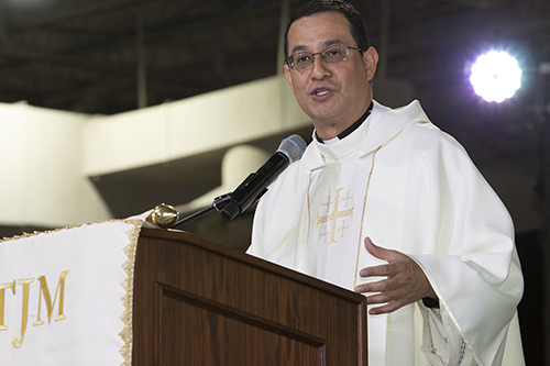 Father Jorge Torres, an Orlando priest now serving as the U.S. bishops' representative for the national Eucharistic Revival, preaches the homily during the morning Mass presided by Archbishop Santo Marciano, of the Military Ordinariate of Italy, on the second day of the IV International Eucharistic-Marian Congress organized by the Servants of the Pierced Hearts of Jesus and Mary, which drew 4,000 people to Miami the weekend of Oct. 7-9, 2022.