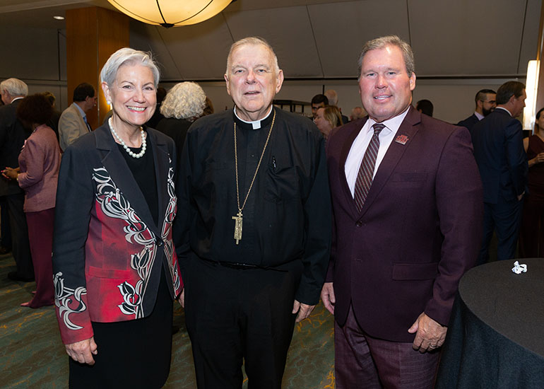 El Arzobispo de Miami, Thomas Wenski, se reúne con David A. Armstrong, presidente de la Universidad St. Thomas, de Miami Gardens, y con Patricia A. Seitz, jueza principal del Tribunal de Distrito de los Estados Unidos, Distrito Sur de La Florida, luego de la 31 Misa Roja anual.