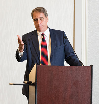 El abogado y ex alcalde de Fort Lauderdale, John Seiler, presenta al presidente de la Universidad St. Thomas, David A. Armstrong, en el 31 banquete anual de la Misa Roja de la Sociedad Santo Tomás Moro del Sur de La Florida, celebrado el 18 de octubre de 2022, en Fort Lauderdale.