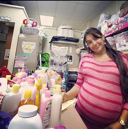 Luz Alba, embarazada de su hija Génesis, se volvió voluntaria del Ministerio de Respeto a la Vida de Miami. Posa con algunos
artículos para bebés mientras hace un inventario en el centro de Ayuda al Embarazo de North Broward, en Margate, hoy fusionado con el de Central Broward, en Fort Lauderdale.