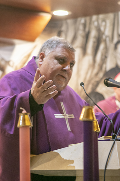 El P. José Espino, rector de la Ermita de la Caridad, se dirige a los presentes al finalizar la Misa de inicio de la celebración del 50 aniversario de consagración de la Ermita, el 2 de diciembre.