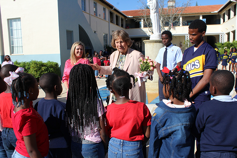 La princesa Nora de Liechtenstein comparte un momento con los estudiantes durante su visita a la escuela de la Catedral St. Mary de Miami, el 14 de febrero de 2023.