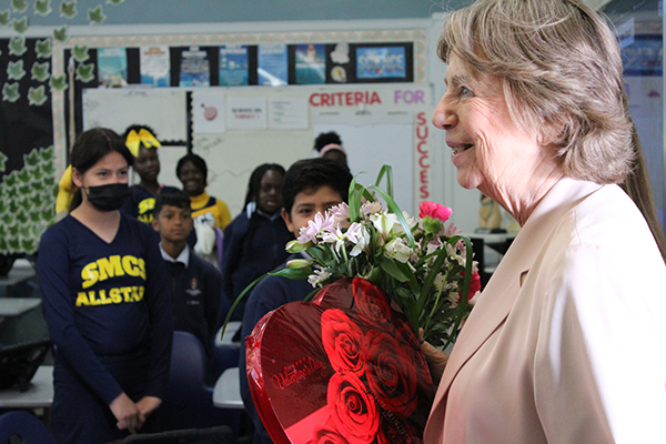 La princesa Nora de Liechtenstein pasa por una clase de la escuela de la Catedral St. Mary durante su visita, el 14 de febrero de 2023. La clase le regaló una caja de bombones y flores con motivo del Día de San Valentín.