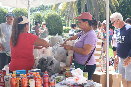 Feligreses y voluntarios de la parroquia St. Jerome en Fort Lauderdale organizaron una distribución de comida, ropa y artículos de necesidad inmediata, el sábado 22 de abril 2023, frente a la parroquia, para los afectados por las inundaciones en el condado de Broward.