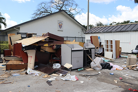 Todas las aulas de la escuela de St. Jerome, en Fort Lauderdale, fueron afectadas por las inundaciones en el condado de Broward y los estudiantes están haciendo la escuela en línea. Se prevé que los estudiantes, alrededor de 200, regresen a clases presenciales el 1 de mayo 2023.
