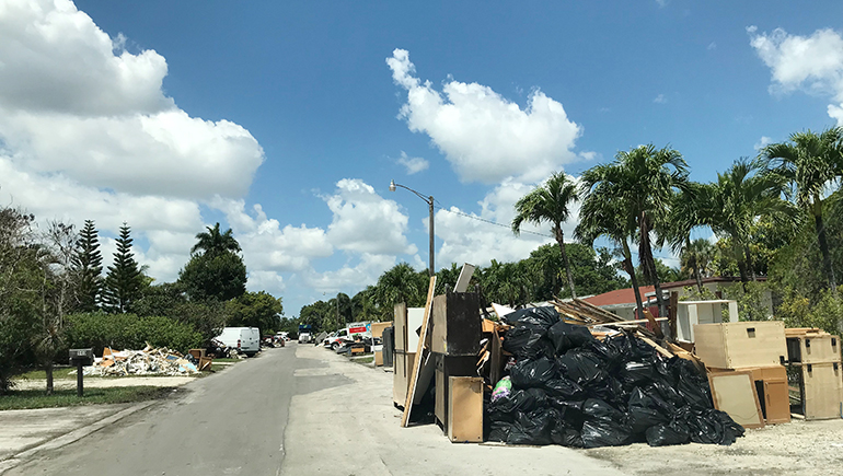Escombros ocasionados por las inundaciones en el condado de Broward, en el barrio de Edgewood, uno de los barrios más afectados de la zona cercana al aeropuerto internacional de Fort Lauderdale y a la parroquia St. Jerome.