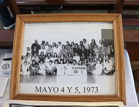 Fotografía del primer retiro de Camino del Matrimonio, que se realizó el 4 y 5 de mayo de 1973. Camino nació en la Arquidiócesis de Miami para ayudar a las jóvenes parejas en su camino hacia el sacramento del matrimonio.