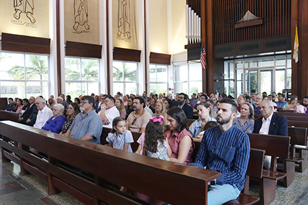Decenas de parejas jóvenes y no tanto asistieron a la Misa por el 50 aniversario del movimiento Camino del Matrimonio, el 16 de abril, en la capilla del Seminario St. John Vianney, en Miami.