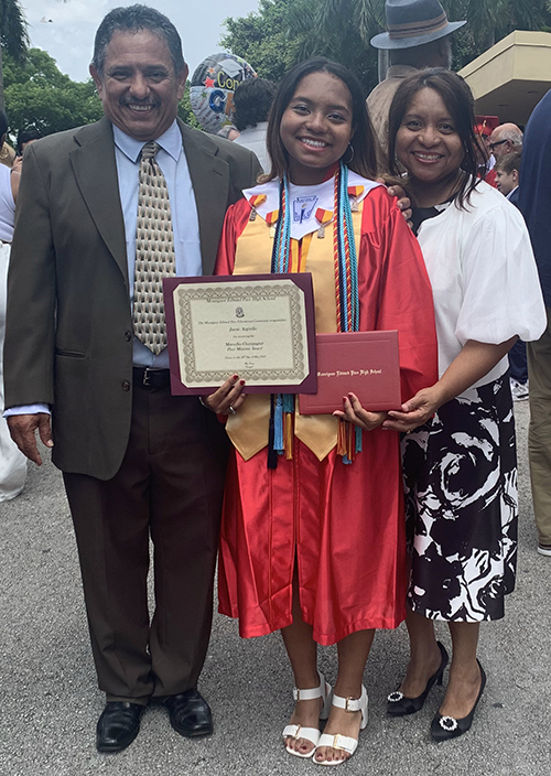 Jamie Argüello con sus padres, Jaime y Janeth, el día de su graduación de la escuela secundaria Msgr. Edward Pace, el 26 de mayo de 2023.