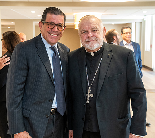 El Arzobispo Thomas Wenski posa con Ardy Pallin, presidente y director ejecutivo de Catholic Health Services, en la dedicación de la Casa Sant'Angelo en Miramar, el 11 de agosto de 2023.