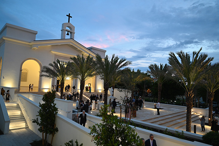Miembros de la comunidad asistieron a la parroquia St. Agnes, en Key Biscayne, a la Misa vespertina el 15 de septiembre de 2023, durante la cual el Arzobispo Thomas Wenski dedicó y consagró la nueva iglesia.