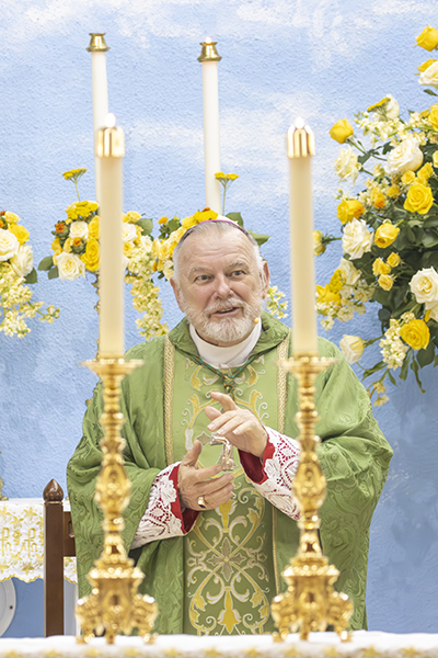 El Arzobispo Thomas Wenski da inicio a la Misa en la Iglesia St. Benedict en Hialeah, durante la celebración del 50 aniversario de la parroquia, el 23 de septiembre de 2023.