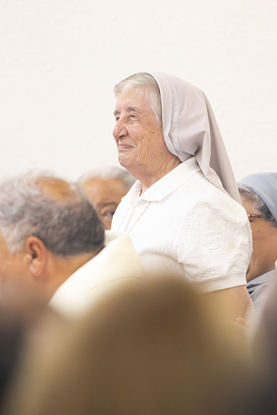 La Hna. claretiana Carmen Álvarez, primera directora de educación religiosa de la iglesia St. Benedict en Hialeah, recibe un homenaje durante la Misa del 50 aniversario de la parroquia, el 23 de septiembre de 2023.