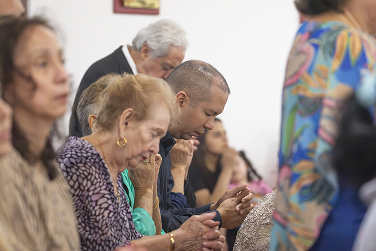 Los fieles se reunieron en la iglesia St. Benedict en Hialeah, para celebrar la Misa del 50 aniversario de la parroquia, el 23 de septiembre de 2023.