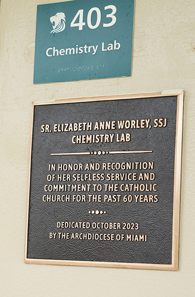 El laboratorio de química de la secundaria Immaculata-La Salle de Miami rinde ahora homenaje a la Hna. Elizabeth Worley, una hermana de San José de San Agustín que cumple 60 años de vida religiosa y que empezó a enseñar química en el colegio hace 50 años. El cambio de nombre y la dedicación se realizaron el 26 de octubre de 2023.